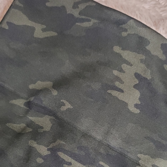 SPANX Camo Look at Me Now Seamless Cropped Leggings size small - Picture 4 of 9